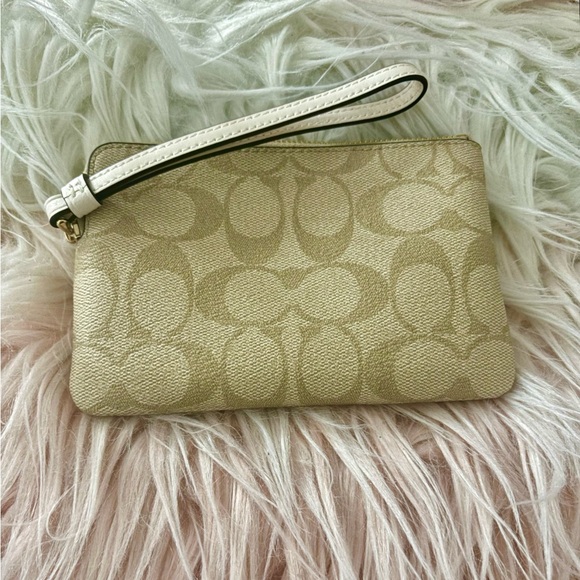 NEW Coach Signature Coated Canvas Heart Print Corner Zip Wristlet - Picture 14 of 15